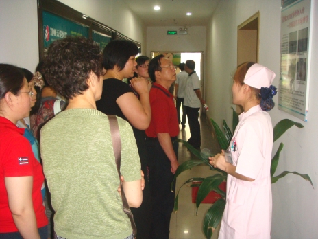 多位医师对郑州天伦医院规模和技术进行参观和交流